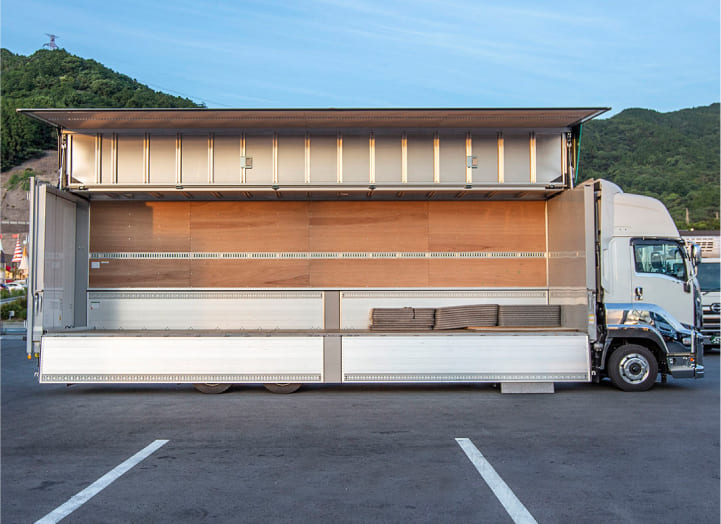 ドライウイングの写真-荷台の扉全開の状態