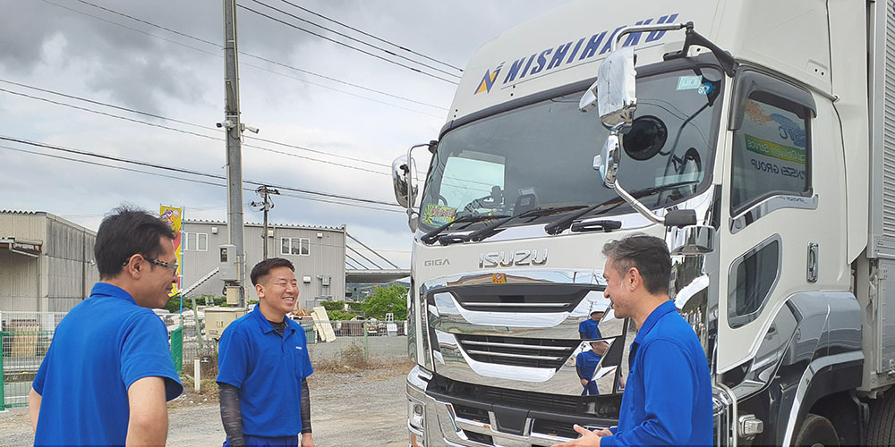 話し合う社員の写真