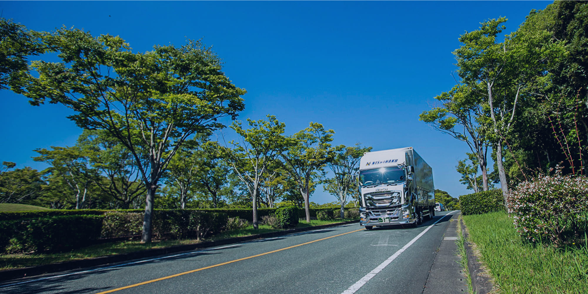 道路を走るトラックの画像